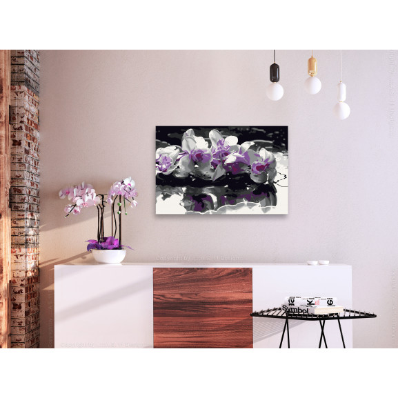 Pictatul pentru recreere purple orchid (black background & reflection in the water)