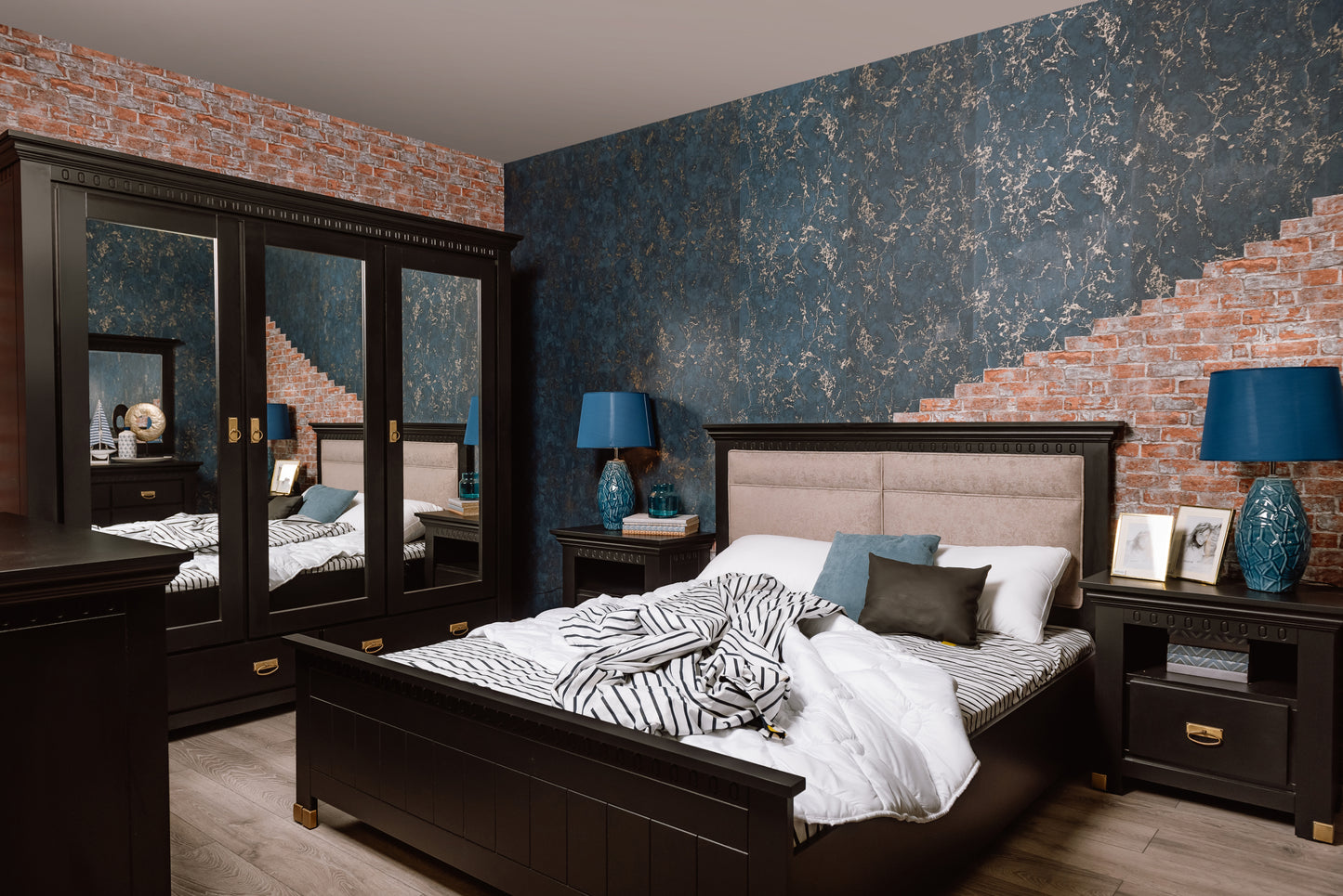 Dulap Saint Tropez, 3 Usi si 2 Sertare, Vopsit Negru, 208 Cm