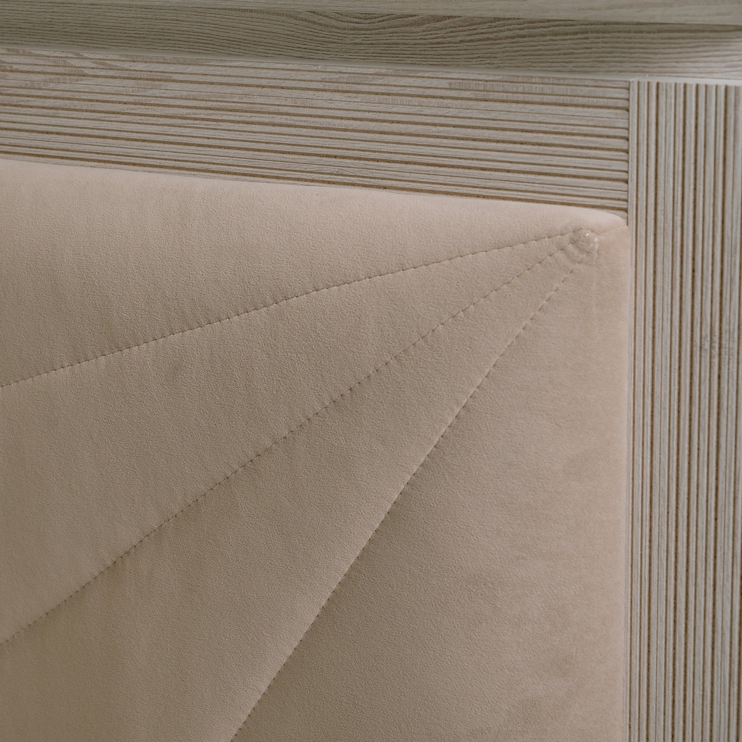 Pat Dormitor Casablanca Loft, Dimensiune Saltea 140 x 200 Cm, Cu Tablie Tapitata, Somiera Rabatabila